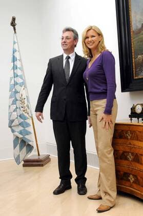 Schauspielerin Veronica Ferres und Siegfried Schneider (Deutschland CSU Bayerischer Staatsminister als Leiter der Staatskanzlei) während eines Pressetermins zum Projekt - Power Child in Südafrika - in München