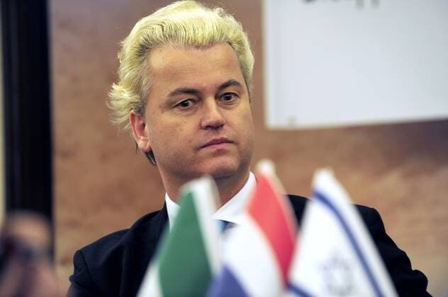 Geert Wilders (Niederlande PVV) betrachtet kritisch das Ensemble aus italienischem, niederländischen und israelischem Fähnchen anlässlich einer Pressekonferenz zum Thema - Islam & Die Freiheit der Meinungsäußerung - in Rom -  (AS04)