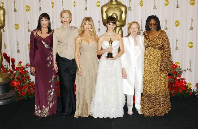 Preisträgerin Penelope Cruz (3.v.r., Beste Nebendarstellerin Vicky Cristina Barcelona) und die Schauspielerinnen Anjelica Huston (li.), Tilda Swinton (2.v.l.), Goldie Hawn (3.v.l.), Eva Marie Saint und Whoopi Goldberg (re.) anlässlich der - 81. Annual Academy Awards - in Hollywood - PPPAT