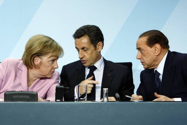 V.l.n.r.: Bundeskanzlerin Angela Merkel (Deutschland CDU), Präsident Nicolas Sarkozy (Frankreich) und Ministerpräsident Silvio Berlusconi (Italien) während einer Pressekonferenz am Rande eines G20-Vorbereitungsgipfels der europäischen Staatsoberhäupter in Berlin