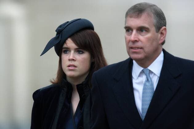 Prinz Andrew mit Tochter Eugenie (beide Großbritannien) während der Einweihung des Denkmals für Queen Mum in London - 
