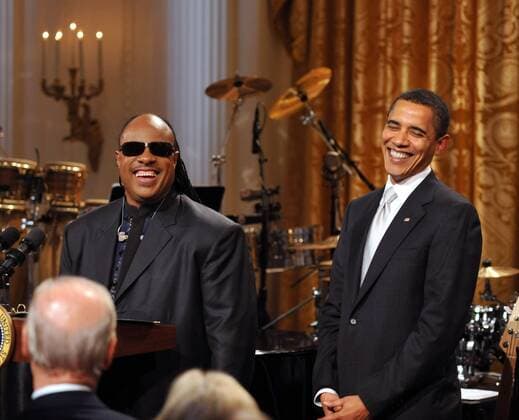 Sänger Stevie Wonder (li.) und Präsident Barack Obama (USA) anlässlich der Ehrung Wonders mit dem Gershwin Prize der Library of Congress in Washington DC -  (WAX20090225104)