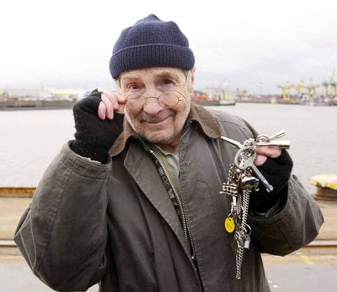 Sänger Freddy Quinn während eines Fotoshootings im Hamburger Hafen