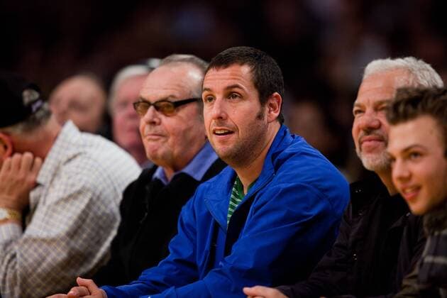 Schauspieler Adam Sandler (re.) und Jack Nicholson verfolgen ein Basketballspiel der Los Angeles Lakers - EDITORIAL USE ONLY (Icon181090303014)
