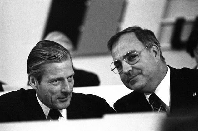 Helmut Kohl (re., BRD CDU Ministerpräsident Rheinland Pfalz) und Walther Leisler Kiep (BRD CDU Wirtschaftsminister Niedersachsen) während des CDU-Parteitags in Hannover