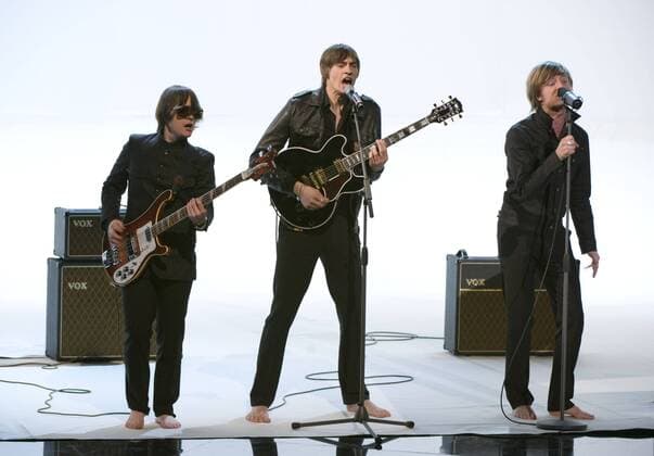 Mando Diao - Sänger Gustaf Erik Noren (Mitte), Sänger Björn Hans-Erik Dixgard (re.) und Bassist Carl-Johan Fogelklou - während der ZDF-Fernsehshow - Wetten, dass..? - in München
