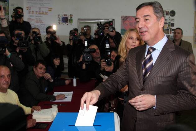Premierminister Milo Djukanovic (Montenegro) bei der Stimmzettelabgabe in einem Wahllokal in Podgorica anlässlich der Parlamentswahlen in Montenegro ()