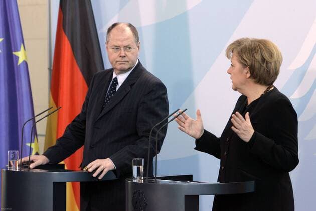 Bundeskanzlerin Angela Merkel (Deutschland CDU) und Finanzminister Peer Steinbrück (Deutschland SPD) während eines Pressetermins zur Finanz- und Wirtschaftskrise in Berlin