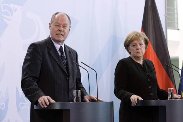 Bundeskanzlerin Angela Merkel (Deutschland CDU) und Finanzminister Peer Steinbrück (Deutschland SPD) während eines Pressetermins zur Finanz- und Wirtschaftskrise in Berlin