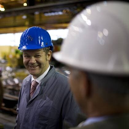 Arbeitsminister Olaf Scholz (Deutschland SPD) im Stahlwerk der Salzgitter AG in Salzgitter