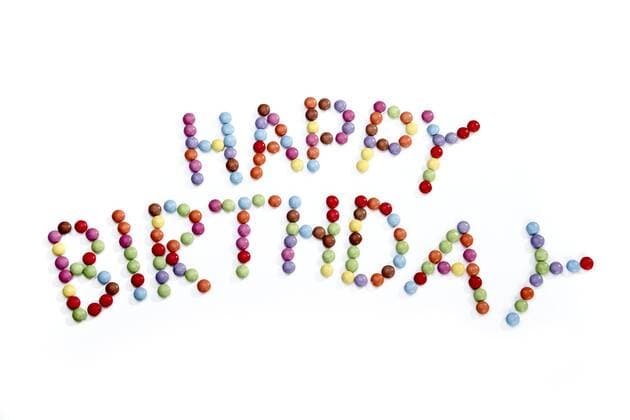 Geburtstag - Symbolbilder  Schriftzug - Happy Birthday - aus Schokolinsen (ibxtsf01085887)