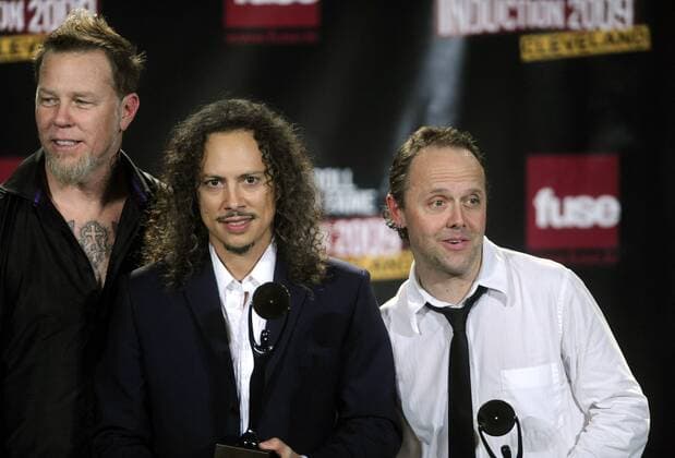 V.l.n.r.: Sänger James Hetfield, Gitarrist Kirk Hammett und Schlagzeuger Lars Ulrich (alle Metallica) anlässlich ihrer Aufnahme in die Rock and Roll Hall of Fame in Cleveland -  (CLV20090404802)