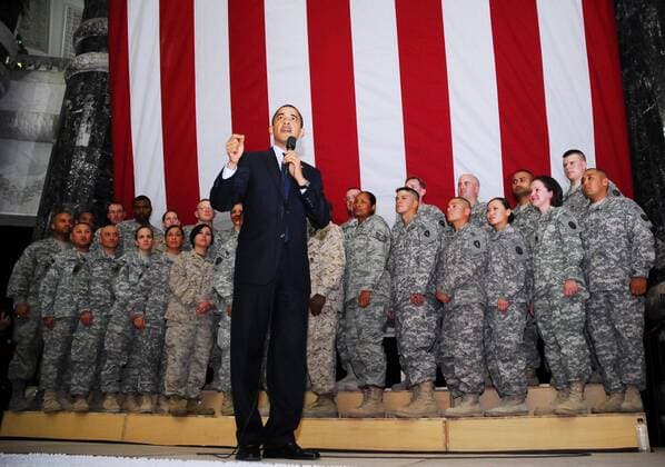 Präsident Barack Obama (USA) spricht vor Soldaten der US Army während eines Truppenbesuchs im Camp Victory in Bagdad, Irak -  (WAX20090407706)