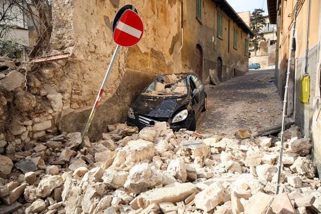 Verschütteter Mercedes Benz- Schäden durch das Erdbeben in L Aquila in den Abruzzen - Italien 