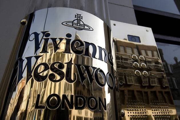 Schriftzug an einer Filiale von - Vivienne Westwood - in der Conduit Street in London - 