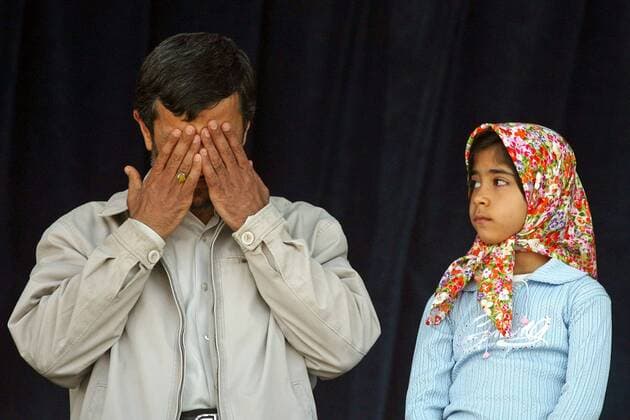 Präsident Mahmoud Ahmadinejad (Iran) schlägt die Hände vor das Gesicht in Kerman -  (IRN20090415103)