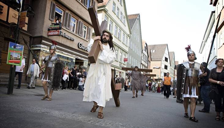 Jesus trägt das Kreuz - Karfreitags-Prozession der Italienischen Gemeinschaft in Bad Cannstatt