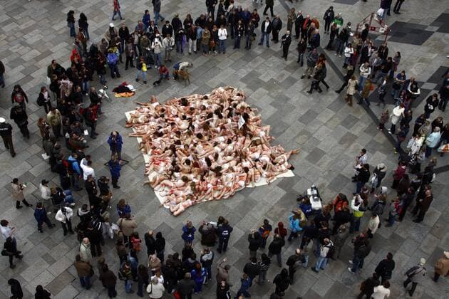Halbnackte, blutverschmierte Aktivistin der Tierschutzorganisation PETA liegen vor dem Kölner Dom