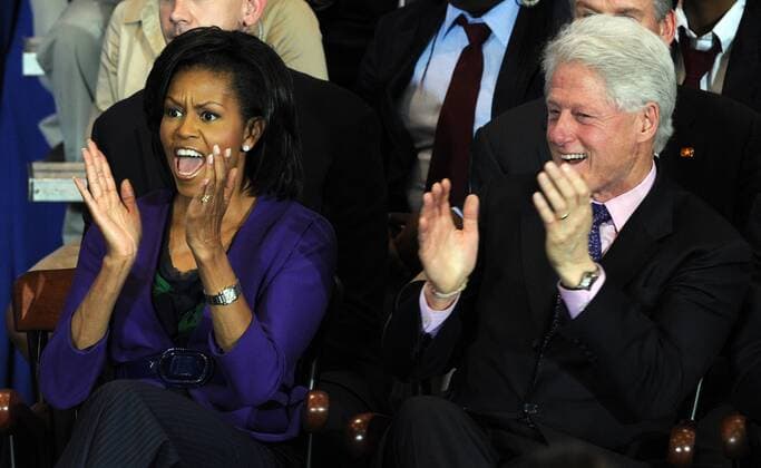 First Lady Michelle Obama und Bill Clinton (beide USA) während der Unterzeichnung des Edward M. Kennedy Serve America Acts in Washington D.C. -  - WAP2009042148