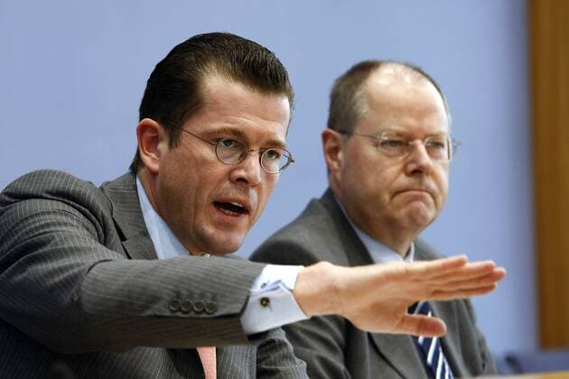 Finanzminister Peer Steinbrück (re., Deutschland SPD) und Wirtschaftsminister Dr. Karl-Theodor zu Guttenberg (Deutschland CSU) während einer Bundespressekonferenz über die Gespräche zur Konjunktur im Bundeskanzleramt in Berlin