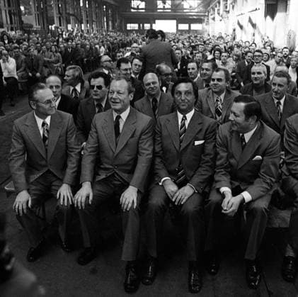 Bundeskanzler Willy Brandt (vorn 2.v.li., Deutschland SPD) und Guenter Guillaume (2.Reihe 2.v.li., Deutschland) während einer Betriebsversammlung der BKB in Helmstedt