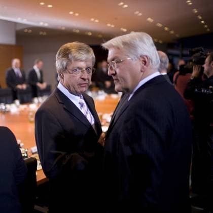 Hubertus Schmoldt (li., Vorsitzender Gewerkschaft IG BCE) und Außenminister Frank-Walter Steinmeier (Deutschland SPD) anlässlich der Expertenrunde Wirtschaft in Berlin