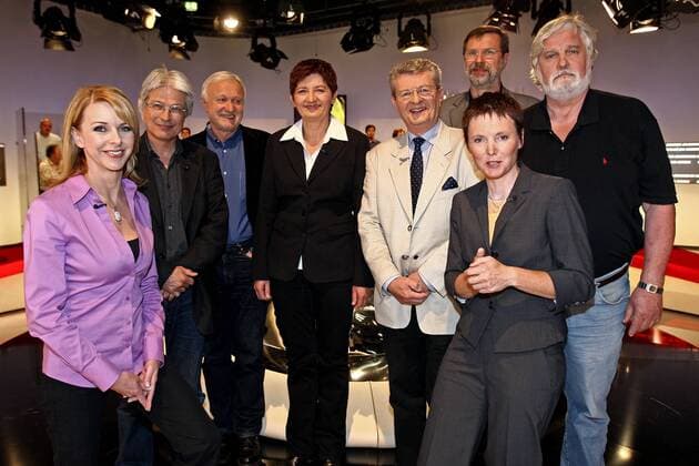 (V.l.n.r.) Moderatorin Ines Krüger, Germanist Jochen Staadt, Werner Schulz, Cornelia Ernst, Klaus Feldmann, Peter Peukert, Moderatorin Ines Klein und Bernd Lippmann anläßlich der MDR-Talkshow - Fakt ist...! - in Leipzig