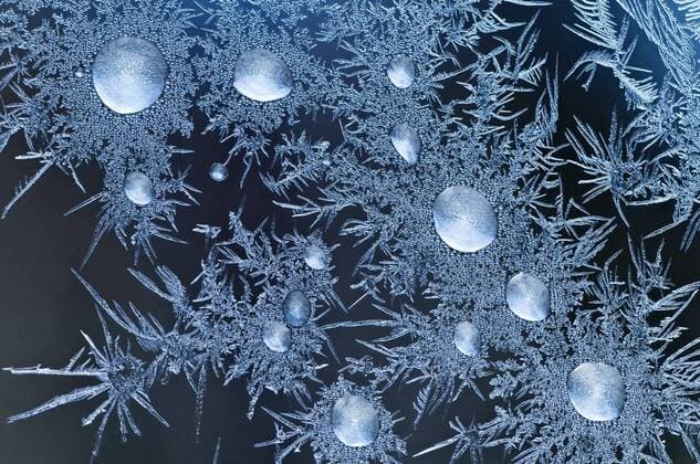 Eisblumen an einer Fensterscheibe in Gaellivare in Lappland - Schweden MCPGUN