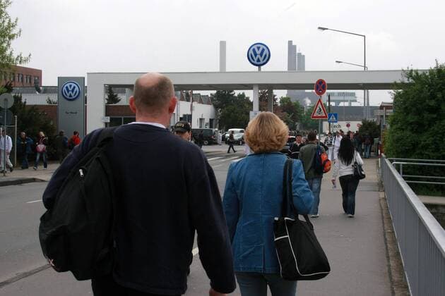 Arbeiter während des Schichtwechsels im Werk der Volkswagen AG in Wolfsburg