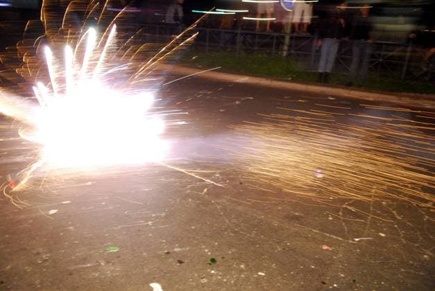 Explodierender Feuerwerkskörper am 1. Mai in Berlin-Kreuzberg