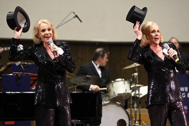 Sängerinnen Alice und Ellen Kessler (Kessler Zwillinge) während eines Konzertes mit den - Swinglegenden - in Leipzig