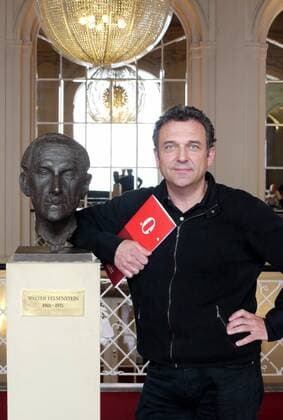 Andreas Homoki (Intendant Komische Oper Berlin) neben einer Büste von Walter Felsenstein in Berlin