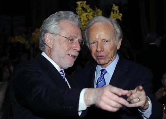 Journalist Wolf Blitzer (li.) und Joe Lieberman (USA Demokraten) während des 30th Anniversary Dinners von Refugees International (RI) zu Ehren Ted Turners in Washington D.C. -  (WAP20090507709)