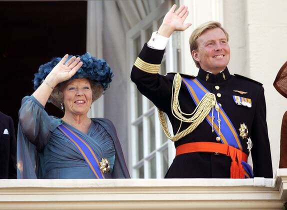 Königin Beatrix der Niederlande und Kronprinz Willem-Alexander der Niederlande am Prinzentag auf dem Balkon des Paleis Noordeinde in Den Haag - 