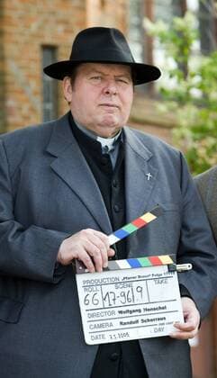 Schauspieler Ottfried Fischer mit Klappe anlässlich eines Pressetermins zu den Dreharbeiten für die TV-Serie - Pfarrer Braun - in Lassan