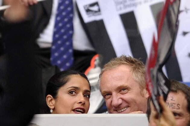 Schauspielerin Salma Hayek und Ehemann Francois Henri Pinault während des französischen Fußball-Pokalfinalspiels in Paris - 