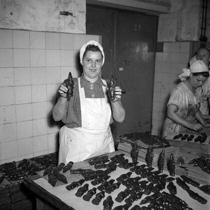 Mitarbeiterin des VEB Halloren Schokoladenfabrik in Halle präsentiert Schokoladenweihnachtsmänner