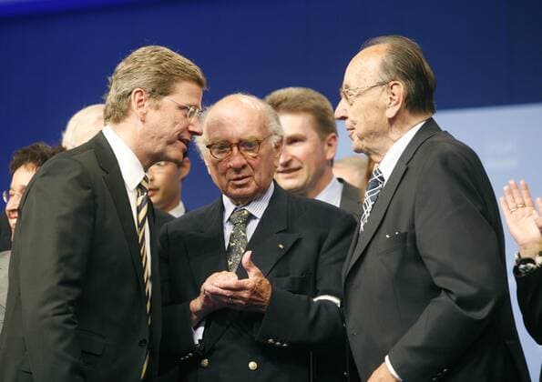 Guido Westerwelle (li., Deutschland FDP-Bundesvorsitzender) im Gespräch mit Otto Graf Lambsdorff (Mitte, Deutschland FDP) und Hans-Dietrich Genscher (re., Deutschland FDP) anlässlich des FDP-Bundesparteitags in Hannover