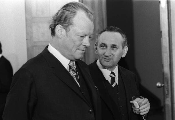 Bundeskanzler Willy Brandt (li., Deutschland SPD) neben Egon Bahr (re., Deutschland SPD Staatssekretär im Bundeskanzleramt)