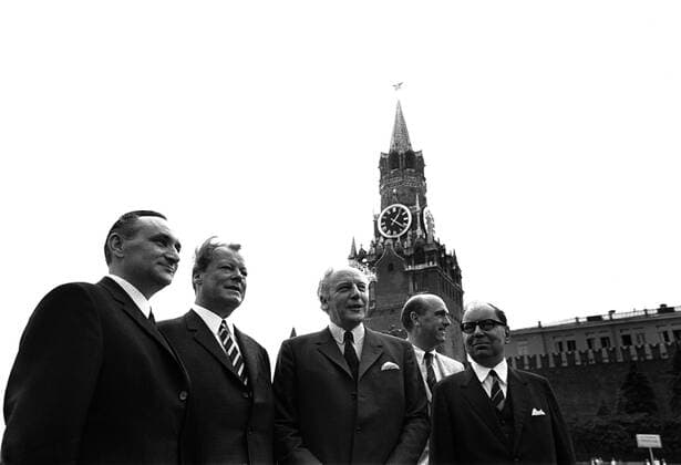 V.l.n.r.: Egon Bahr (Deutschland SPD Staatssekretär im Bundeskanzleramt), Bundeskanzler Willy Brandt (Deutschland SPD), Außenminister Walter Scheel (Deutschland FDP), Rüdiger von Wechmar (Deutschland) und Paul Frank (Deutschland Staatssekretär im Auswärtigen Amt) auf dem Roten Platz in Moskau