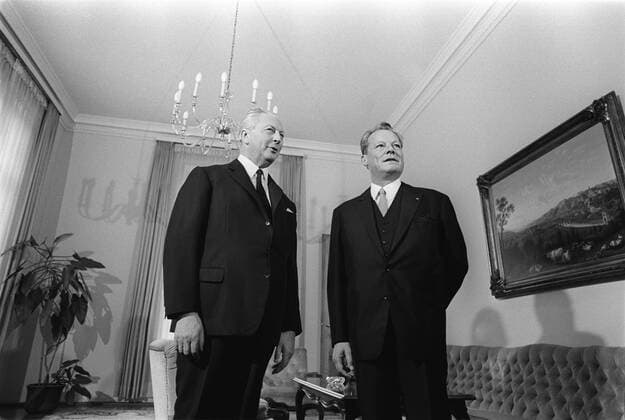 Bundeskanzler Kurt Georg Kiesinger (li., Deutschland CDU) neben seinem Nachfolger Willy Brandt (Deutschland SPD) nach der Bundestagswahl im Bundeskanzleramt in Bonn