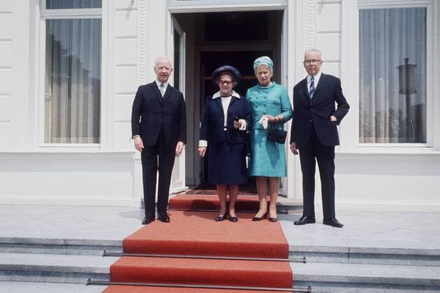 Bundespräsident Heinrich Lübke (li., Deutschland CDU) mit Ehefrau Wilhelmine (2.v.li.) anlässlich der Amtsübergabe an seinen Nachfolger Gustav Heinemann (Deutschland SPD) mit Ehefrau Hilda in Bonn