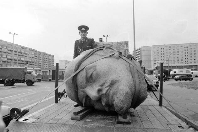 Russischer Soldat hinter dem Leninkopf - Abriss des Lenindenkmals auf dem Leninplatz in Berlin-Friedrichshain