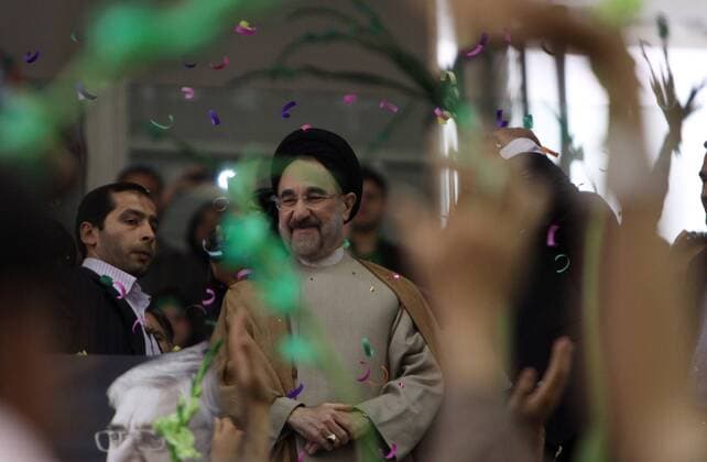 Mohammad Khatami (Iran) während einer Wahlkampfveranstaltung von Präsidentschaftskandidat Mir Hossein Mousavi in Teheran anlässlich der bevorstehenden Präsidentschaftswahlen im Iran -  (irn20090523121)