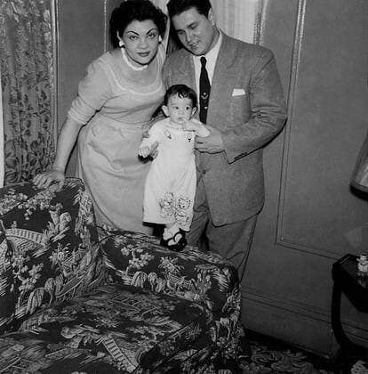 Sonia Sotomayor als Kleinkind mit ihrer Mutter Celina Sotomayor und ihrem Vater -  (WAX20090526711)
