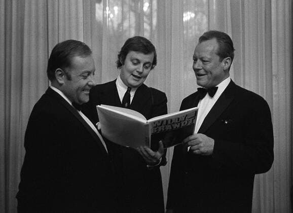 Bundeskanzler Willy Brandt (re., Deutschland SPD) neben Journalist Hermann Schreiber (li.) anlässlich der Präsentation des Buchs - Willy Brandt: Anatomie einer Veränderung -