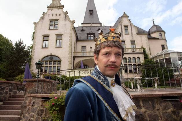 Schauspieler Kai Wiesinger während eines Fototermins anlässlich der Dreharbeiten zum Film - Der gestiefelte Kater - vor Schloss Tremsbüttel bei Hamburg