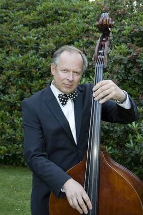 Schauspieler Axel Milberg am Kontrabass anlässlich der Dreharbeiten zum Film - Ein Song für den Mörder - in Hamburg