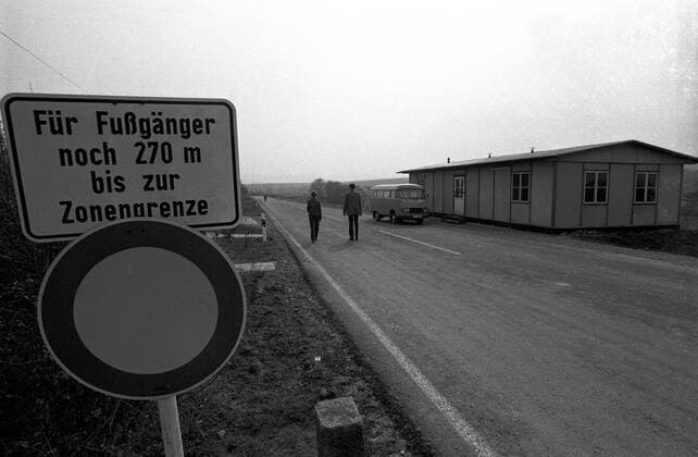 Für Fußgänger noch 270 m bis zur Zonengrenze: Schild an der Innerdeutschen Grenze zwischen der BRD und der DDR bei Duderstadt