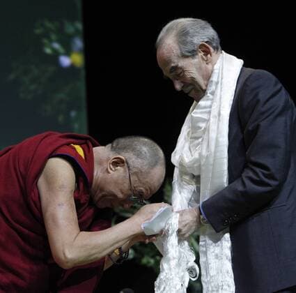 Dalai Lama (li. Religiöses Oberhaupt buddhistischer Tibeter) ehrt Robert Badinter (Frankreich) für seine Bemühungen gegen die Verhängung der Todesstrafe in Paris -  - PAR20090607707